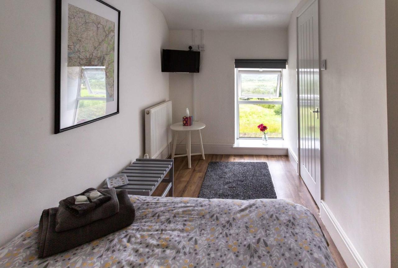Cwtch Farm Bed & Breakfast Ystalyfera Esterno foto